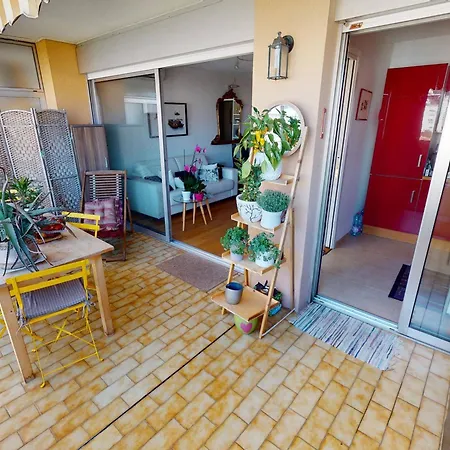 Grand studio climatisé avec terrasse au calme, cœur de Menton - FR-1-196-288 *