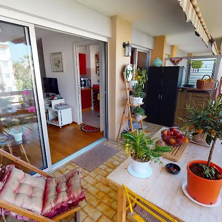 Grand studio climatisé avec terrasse au calme, cœur de Menton - FR-1-196-288
