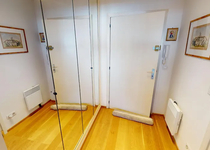 דירה Grand Climatise Avec Alcove Et Terrasse Au Centre De - Fr-1-196-288 *